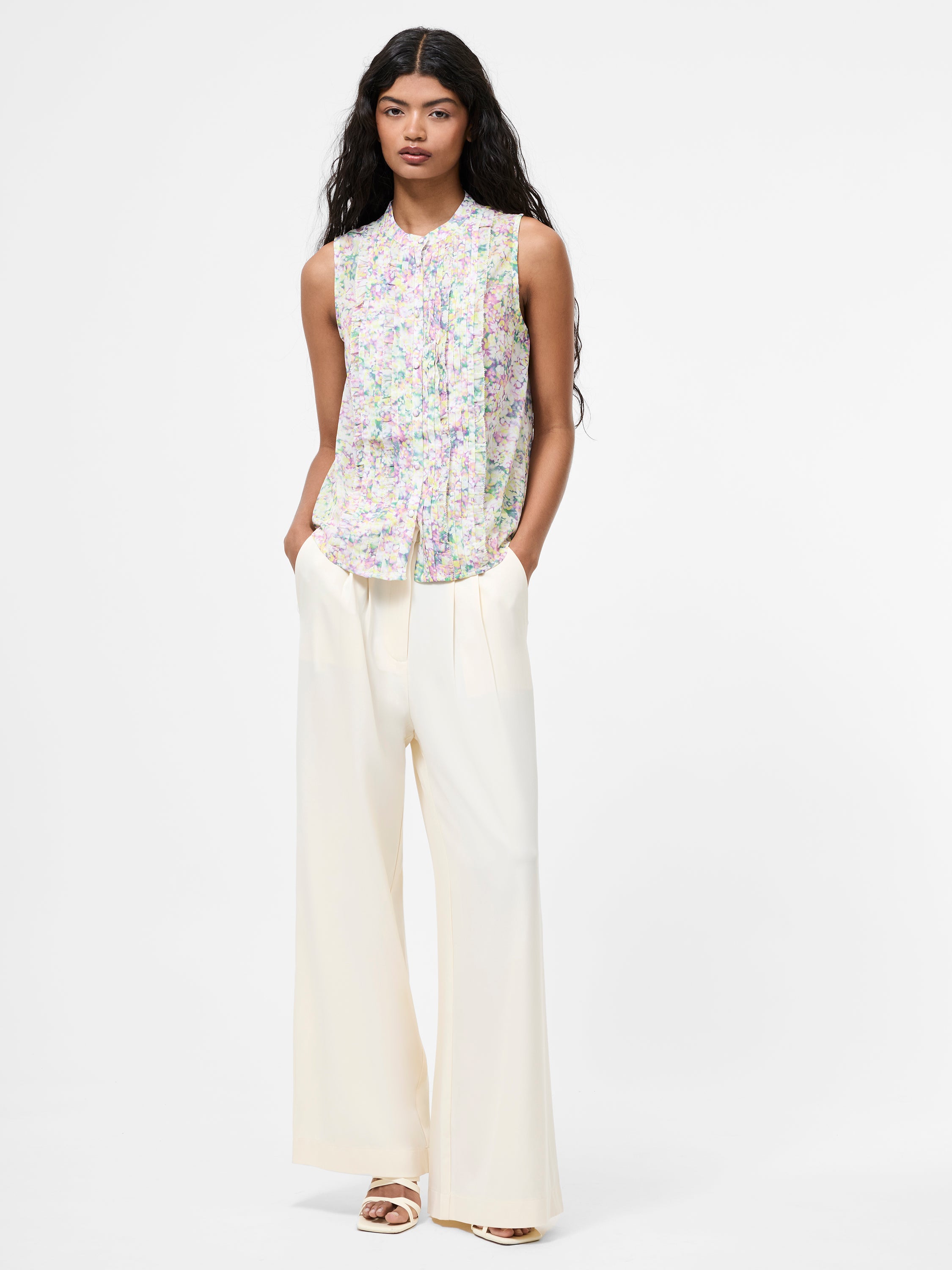 Donna Ruffle Sleeveless Top